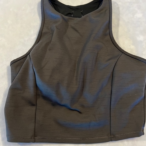 M All In Motion Women's NWOT NEW Charcoal Heather Crop Tank Top Built In Bra MED - Picture 3 of 8